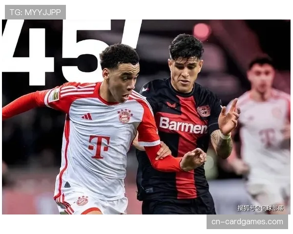 特写:安联球场南看台巨型TIFO,致敬即将退役的拜仁传奇托马斯·穆勒